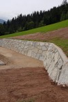 Granitsteinmauer-in-Beton