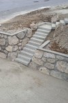 Steinmauer-und-Granitstufen-in-Beton